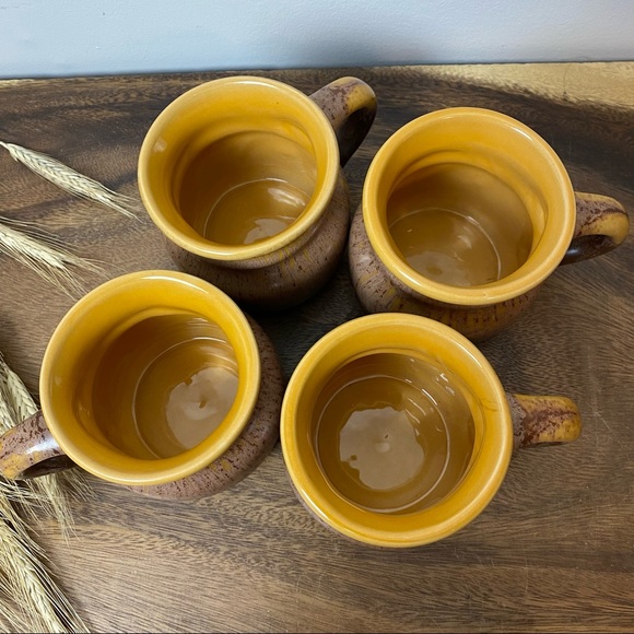 Set of four Vintage Beauce Canadian Pottery Mugs - Picture 6 of 12